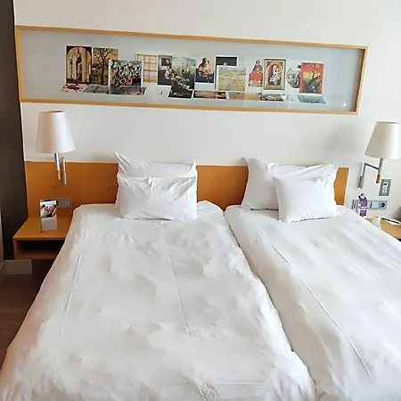 Hotelux Airport 4*