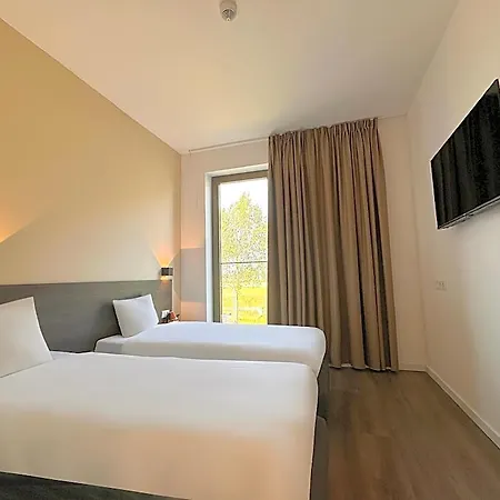 Hotelux Airport 4*